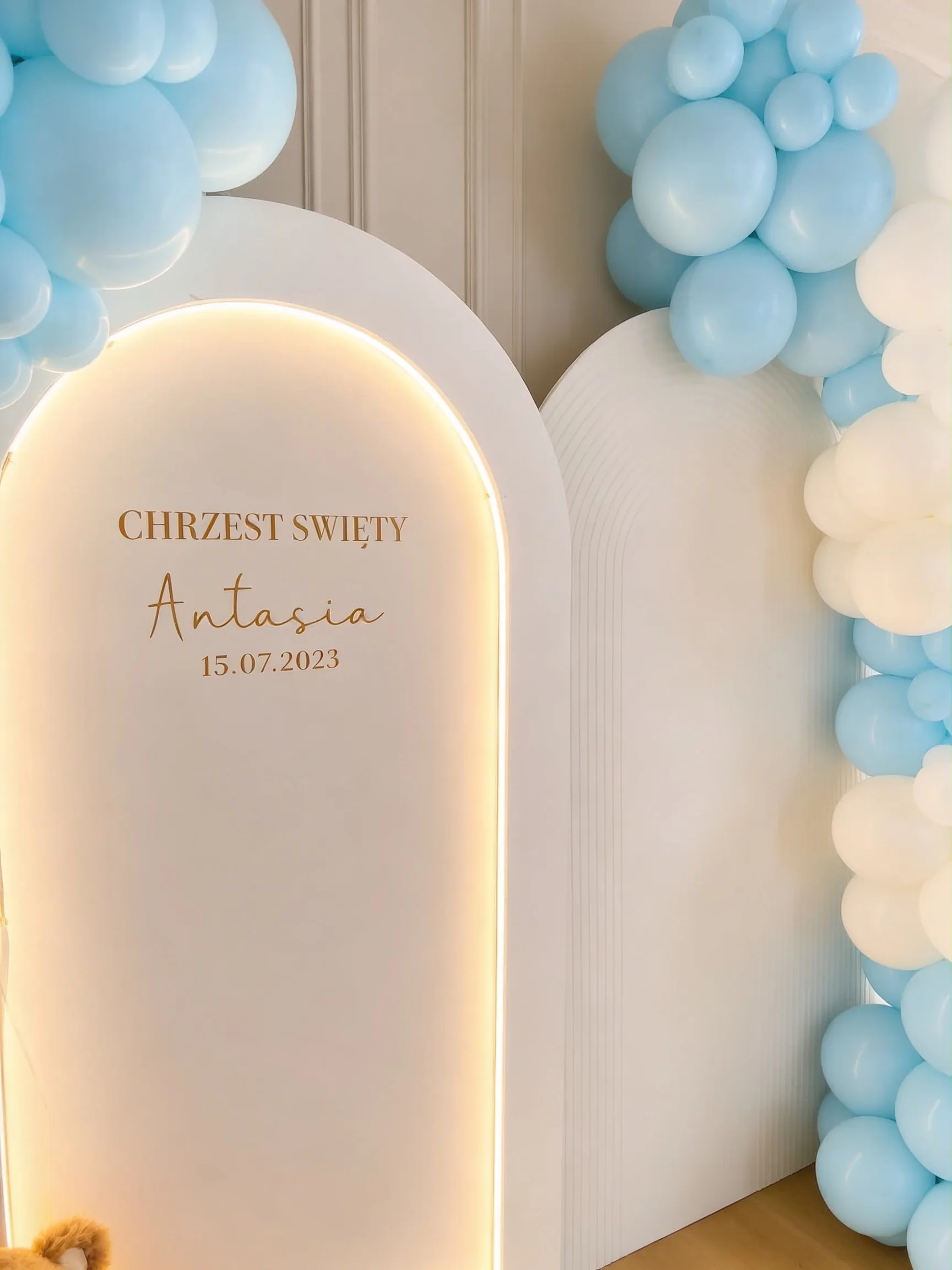 Podświetlana ścianka łukowa z personalizowanym napisem