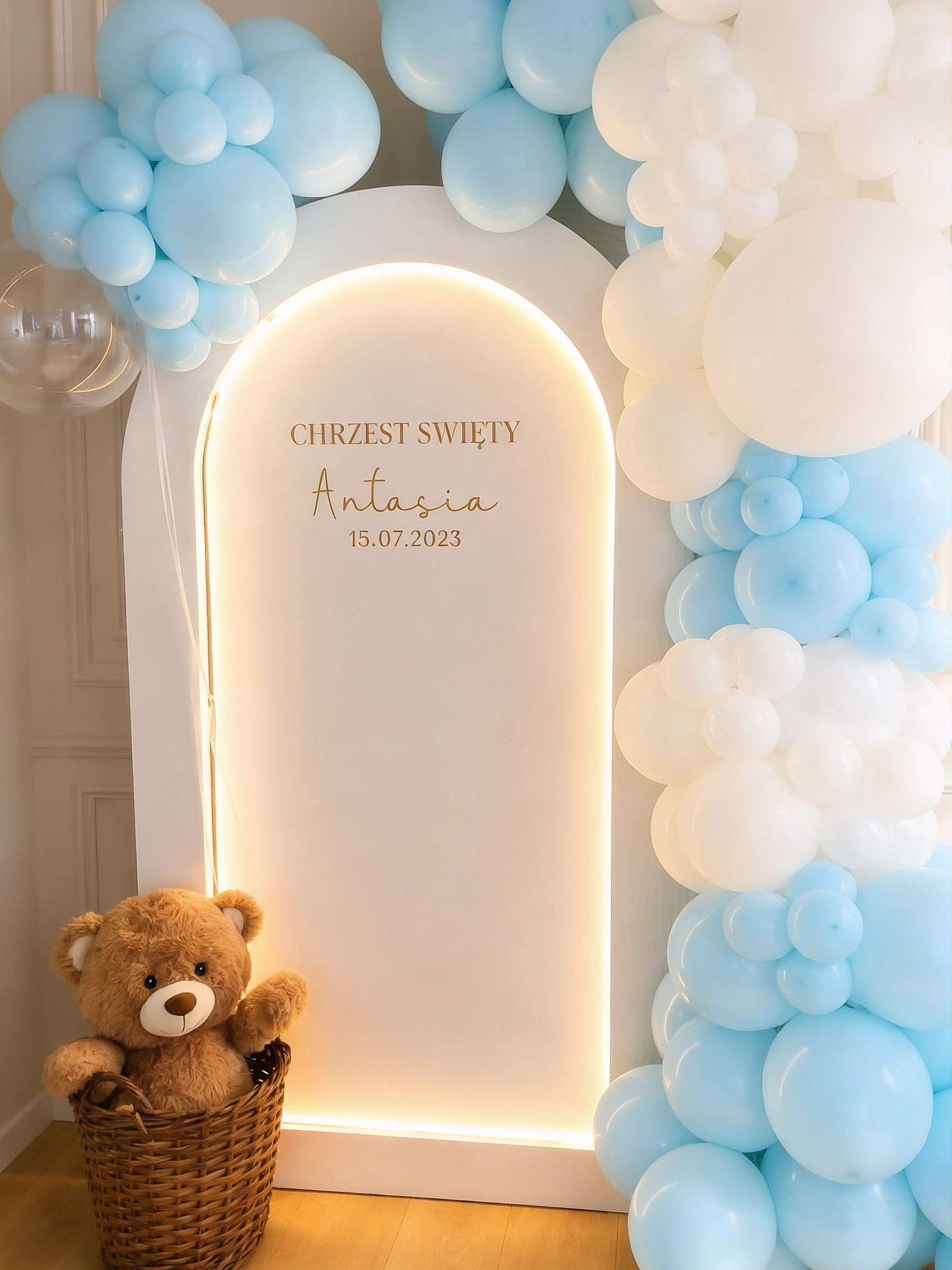 Para młoda pod łukiem balonowym WallWow